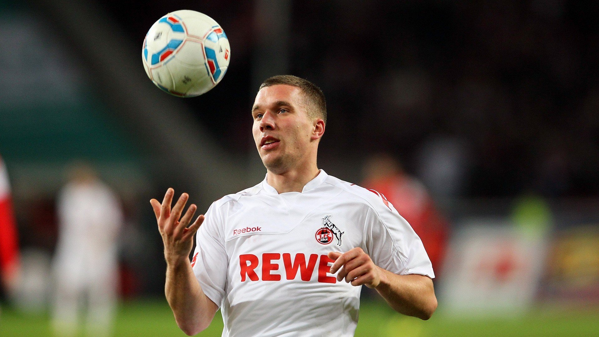 开云娱乐官网-拜仁利用边路传中频繁制造机会，战术多变，拜仁zirkzee